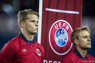 Phóng viên: Bayern có ý định với Klaus, bởi vì người sau và đối tác của Coleman trong đội tuyển quốc gia bị thu hút.